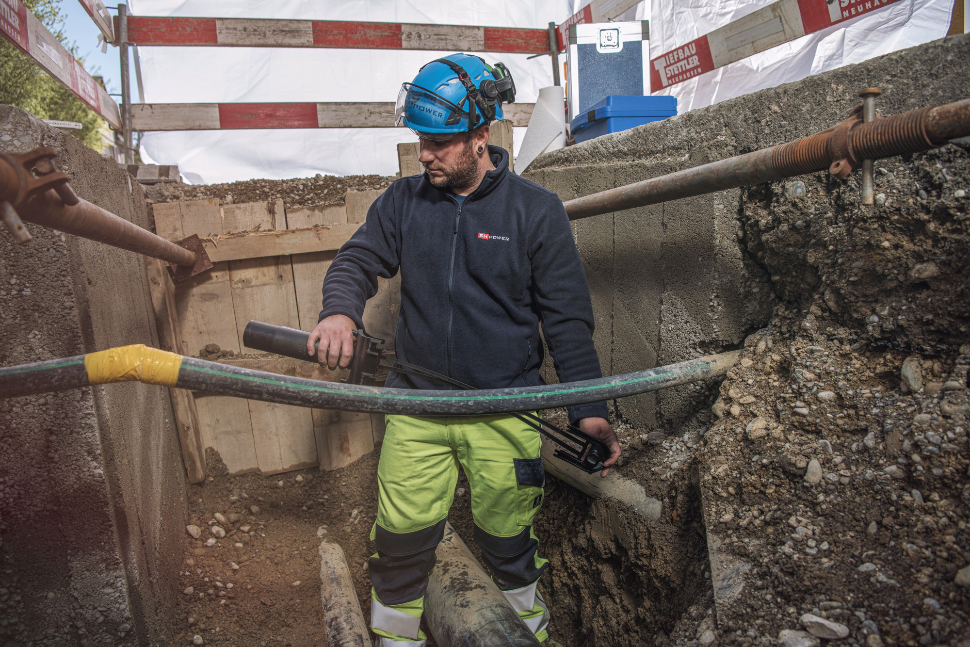 Baustellenportal online Rohrnetzmonteur auf der Baustelle